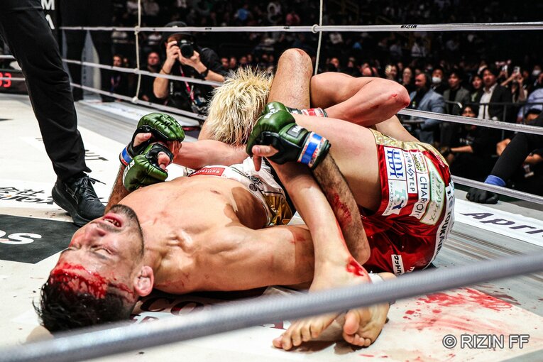 三角絞めをセットするクレベル・コイケ（6枚目／全6枚）©RIZIN FF