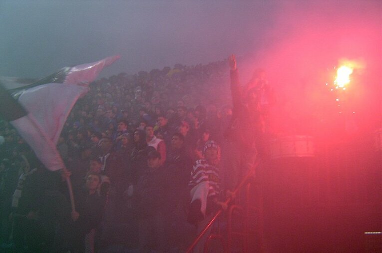 潜入写真！無法ウルトラスの実態。スタジアム内を包む炎に発煙筒……。(3) ／ photograph by Takashi Yuge