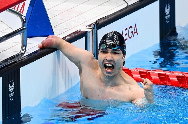 26日のパラ競泳男子100m自由形にて、北京大会以来13年ぶりの金メダルを獲得した鈴木孝幸。 ／ photograph by Getty Images