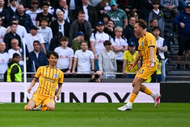 4月18日、トッテナム戦での三笘薫のスーパーゴール【4枚目／全4枚】。セレブレーションで思わずこの表情　©AFLO