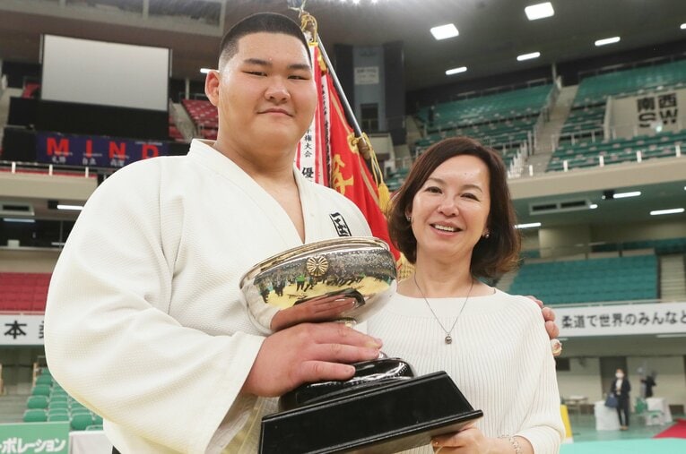 2022年全日本柔道で初優勝を果たし、母・三恵子さん（右）との記念撮影で笑顔を見せる斉藤立 ／ photograph by JIJI PRESS