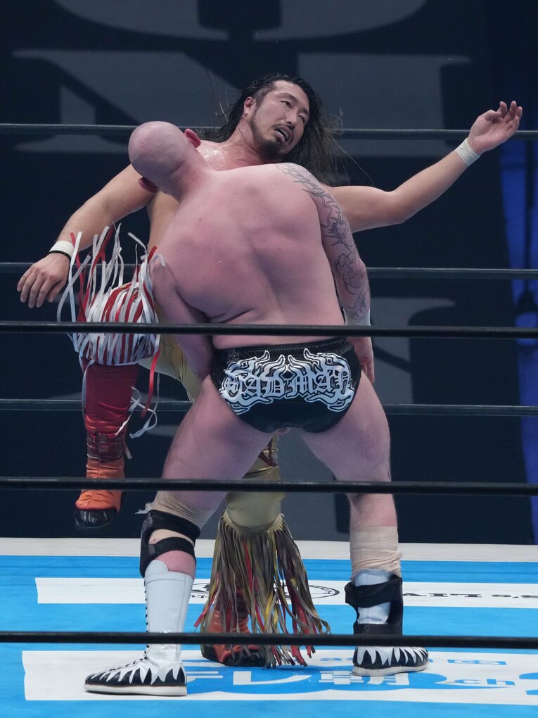 辻陽太もヒザで応戦　©Essei Hara