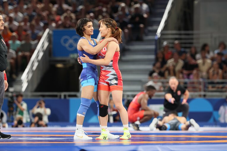 レスリング女子50kg級1回戦、須崎優衣vs.ビネシュ・フォガト　©Kaoru Watanabe/JMPA