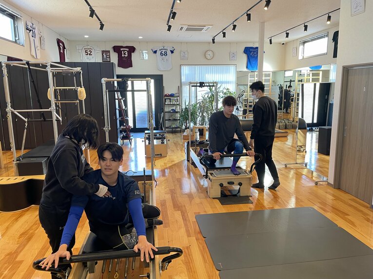 森原、坂本らがマシンピラティスを行なっていく　©Takashi Ishizuka