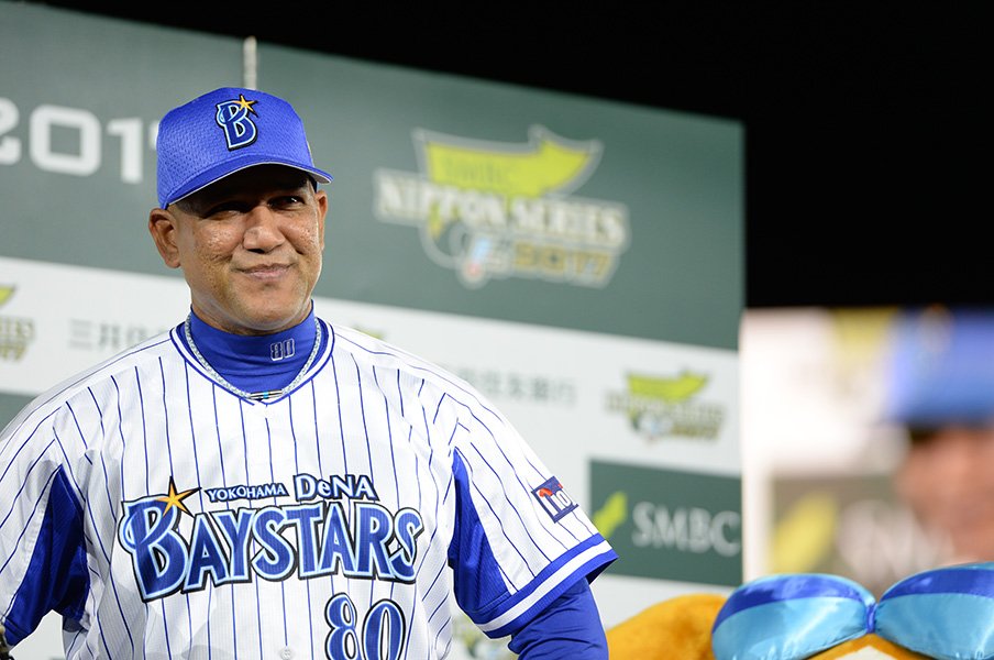 ラミレス監督はなぜ不振の桑原を使い続けたのか。ホークスとの激闘の舞台裏を明かす。【SMBC日本シリーズ】<Number Web> photograph by Naoya Sanuki