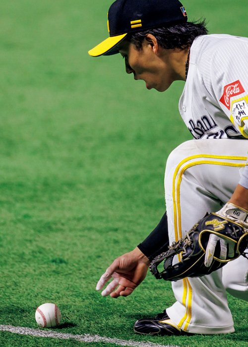 6回、近本を二塁に置いて中野のバントが三塁線にピタリと止まる内野安打に