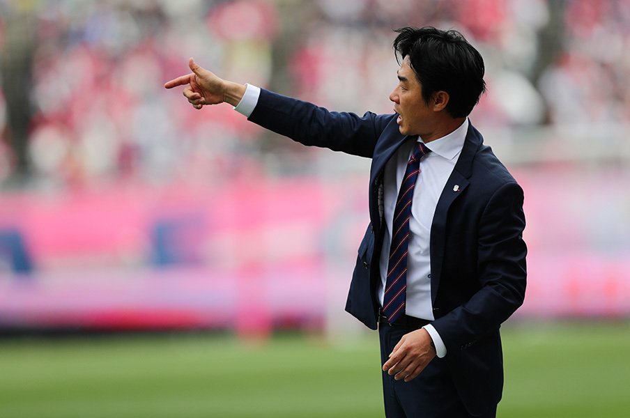 尹晶煥はなぜ山村をトップ下に……?“韓国らしからぬ技巧派”の決断とは。<Number Web> photograph by Photoraid/AFLO