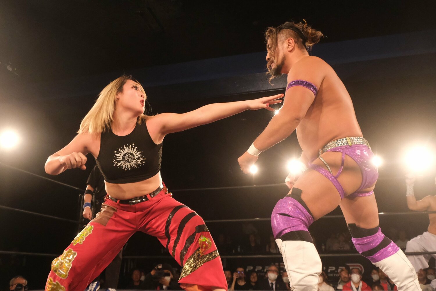 今成夢人とのエルボー合戦。男子相手にも迫力のある攻撃を繰り出す