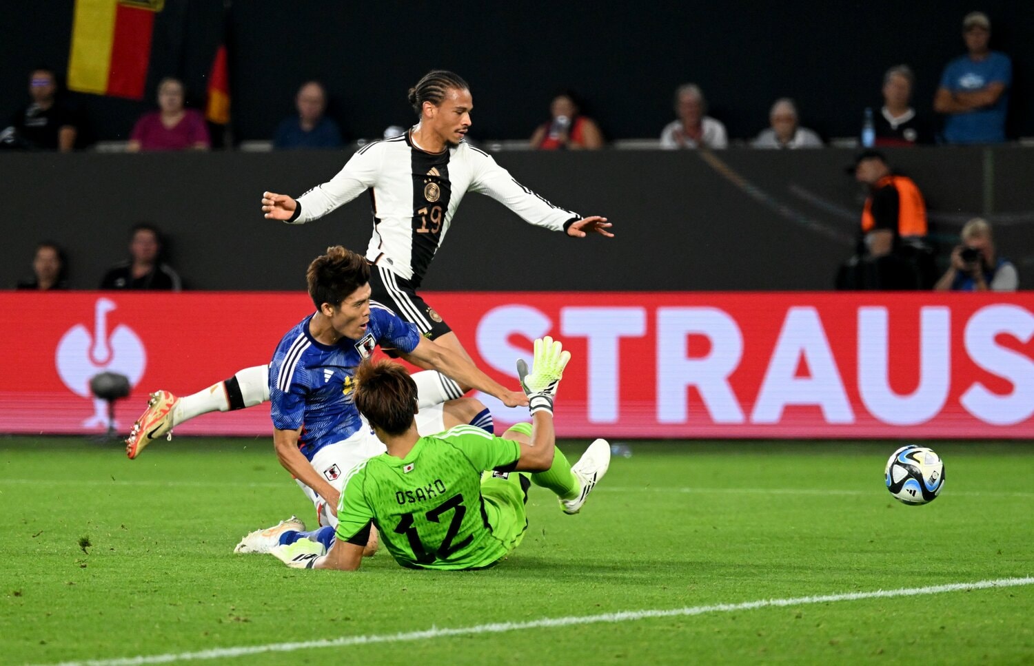 9月10日、ドイツ戦（4－1で日本勝利）。前半45分、猛ダッシュで俊足サネに追いつき、スライディングする冨安健洋　©Getty Images