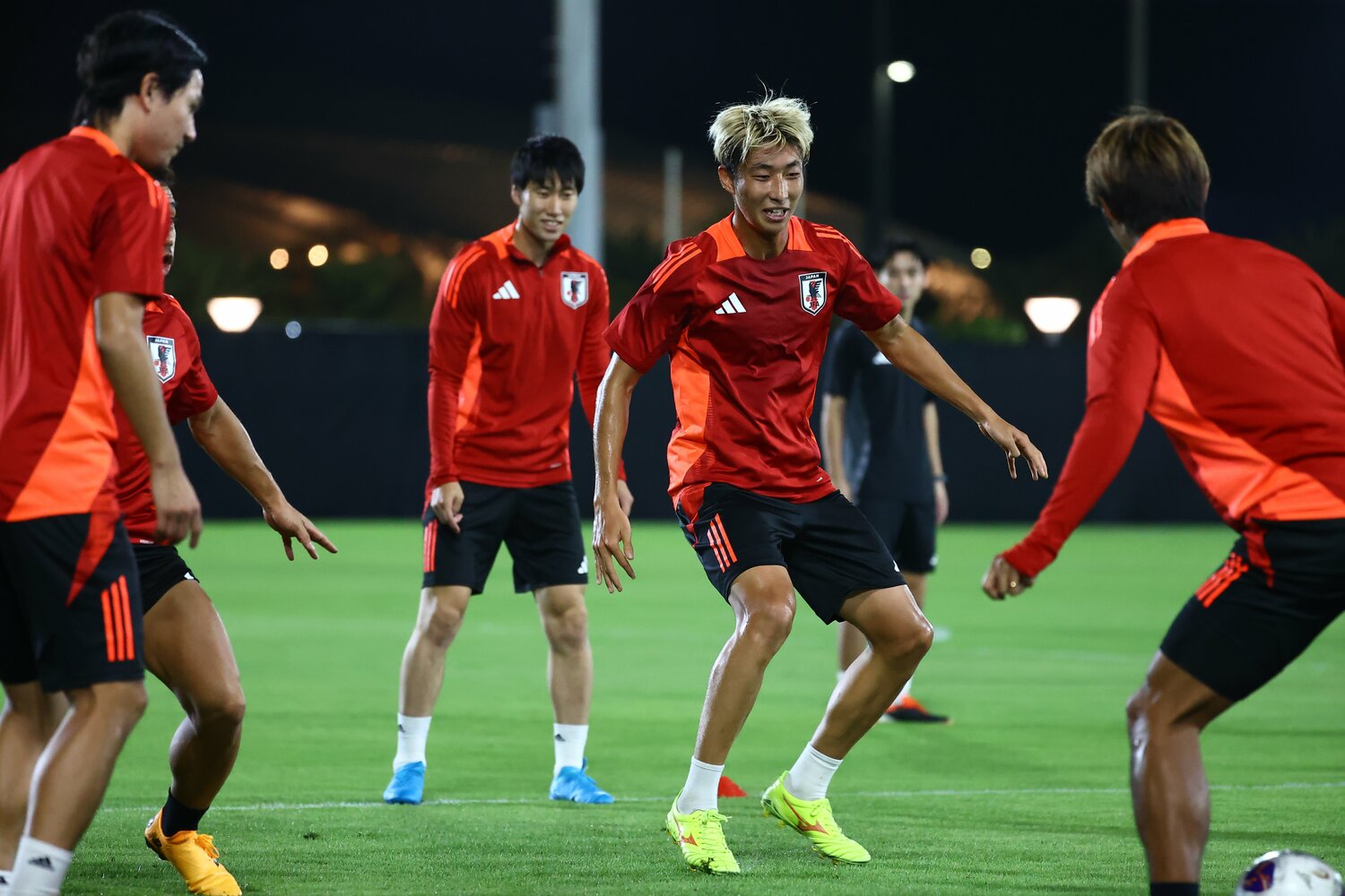 慣れない環境だが、チャンスを生かしたい関根大輝。まだ大学4年生だ　©︎JFA/AFLO