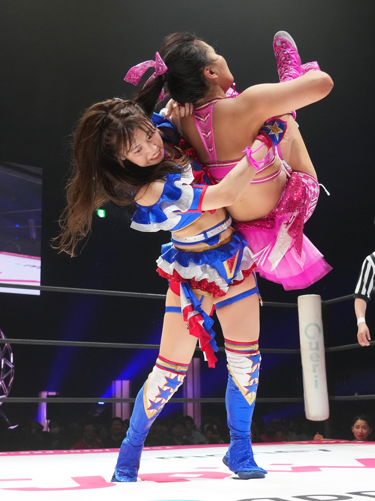 フルネルソンバスターを渡辺未詩に浴びせる荒井優希　©Essei Hara