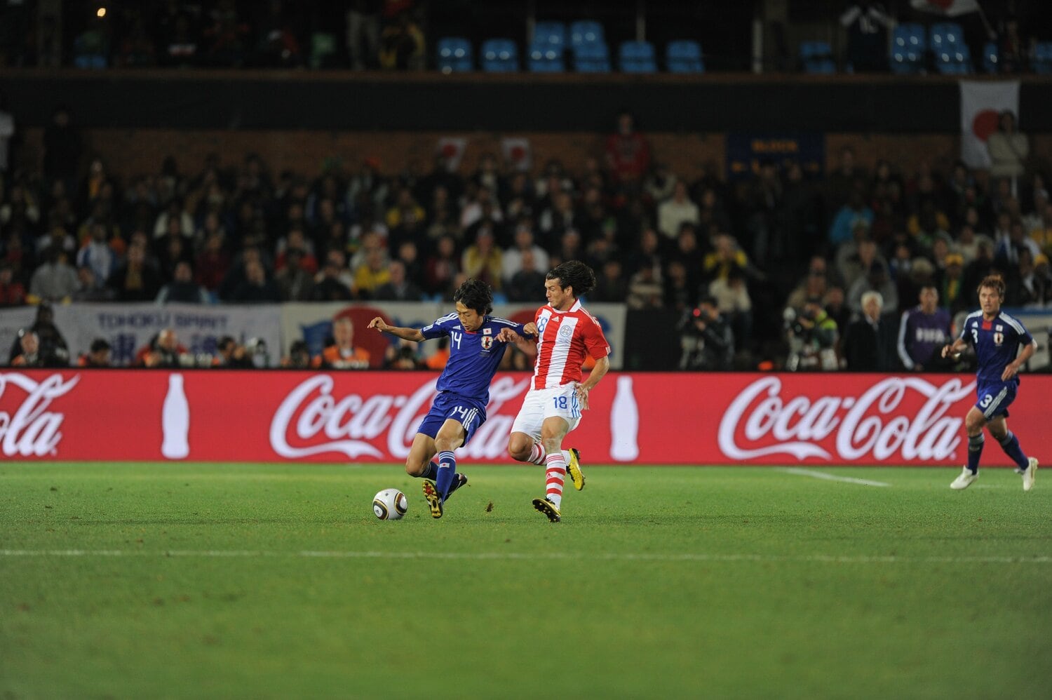 2010年の南アフリカW杯、決勝トーナメント1回戦のパラグアイ戦でプレーする中村憲剛氏　©JMPA
