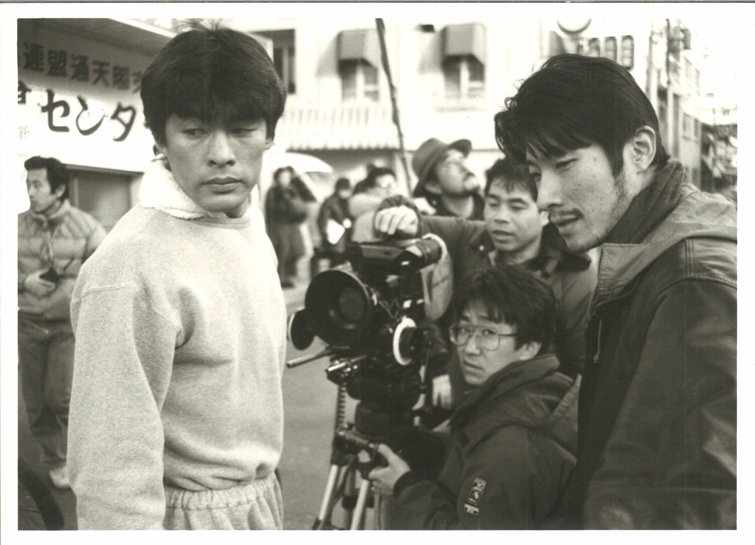 映画『どついたるねん』撮影現場での赤井英和と阪本順治監督（映画『どついたるねん』監督・脚本：阪本順治　製作：荒戸源次郎）©1989／写真提供：リトルモア