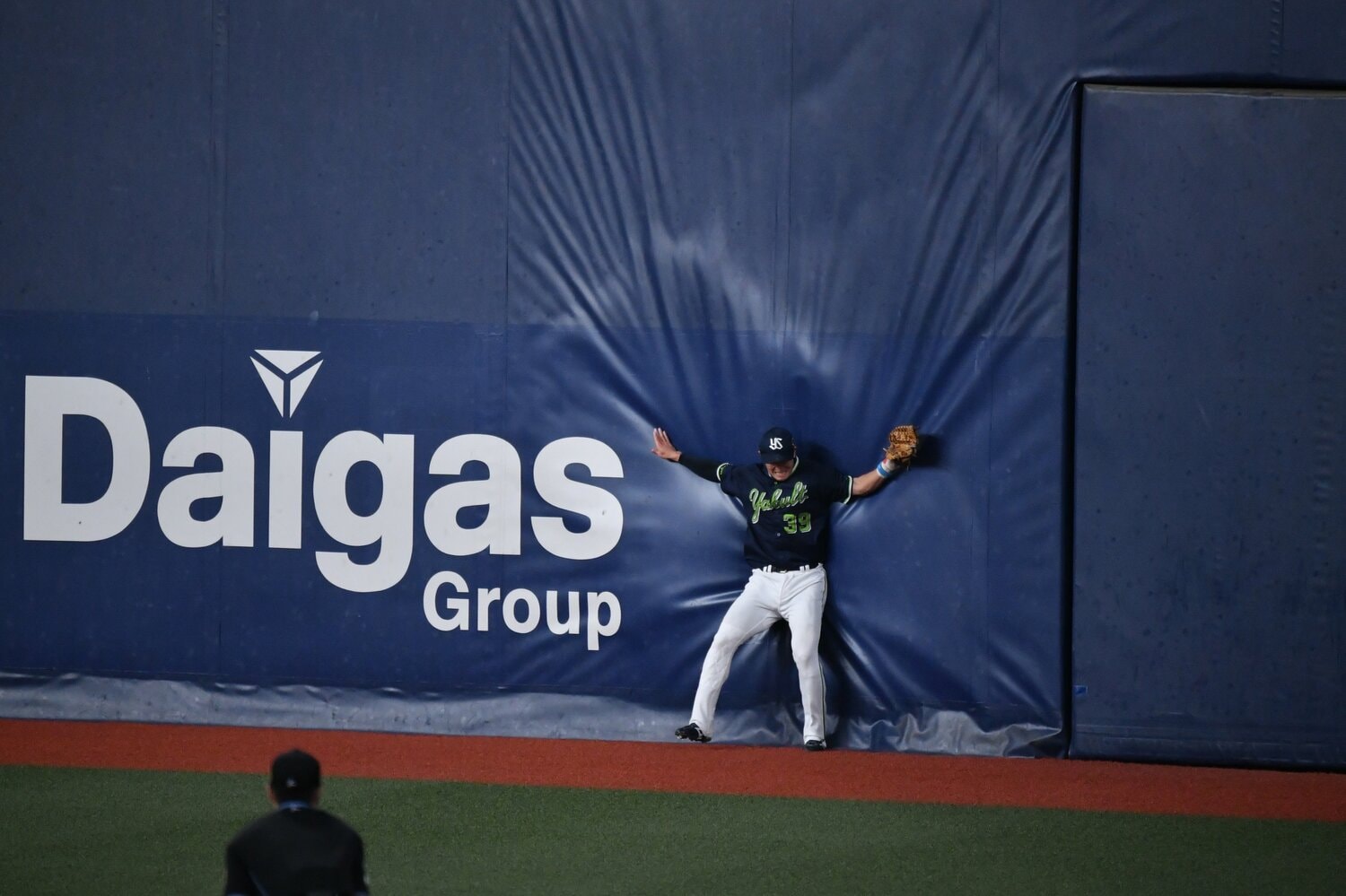 第1戦、ライトを守る宮本丈はフェンスに激突しながら打球をキャッチ ©Hideki Sugiyama