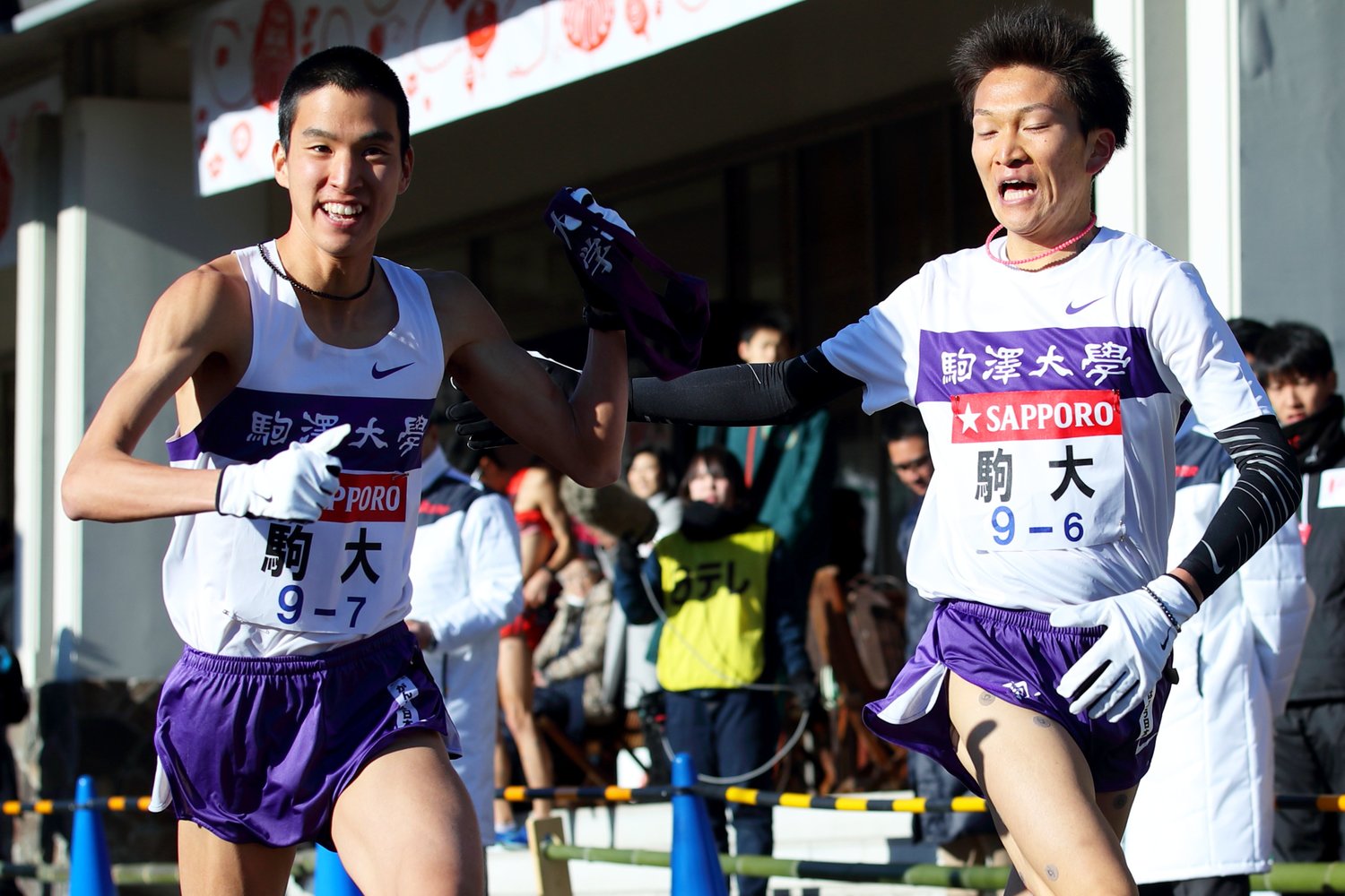 坊主で臨んだ最後の箱根駅伝。7区を任されて、勢いよく笑顔でスタートした　©AFLO