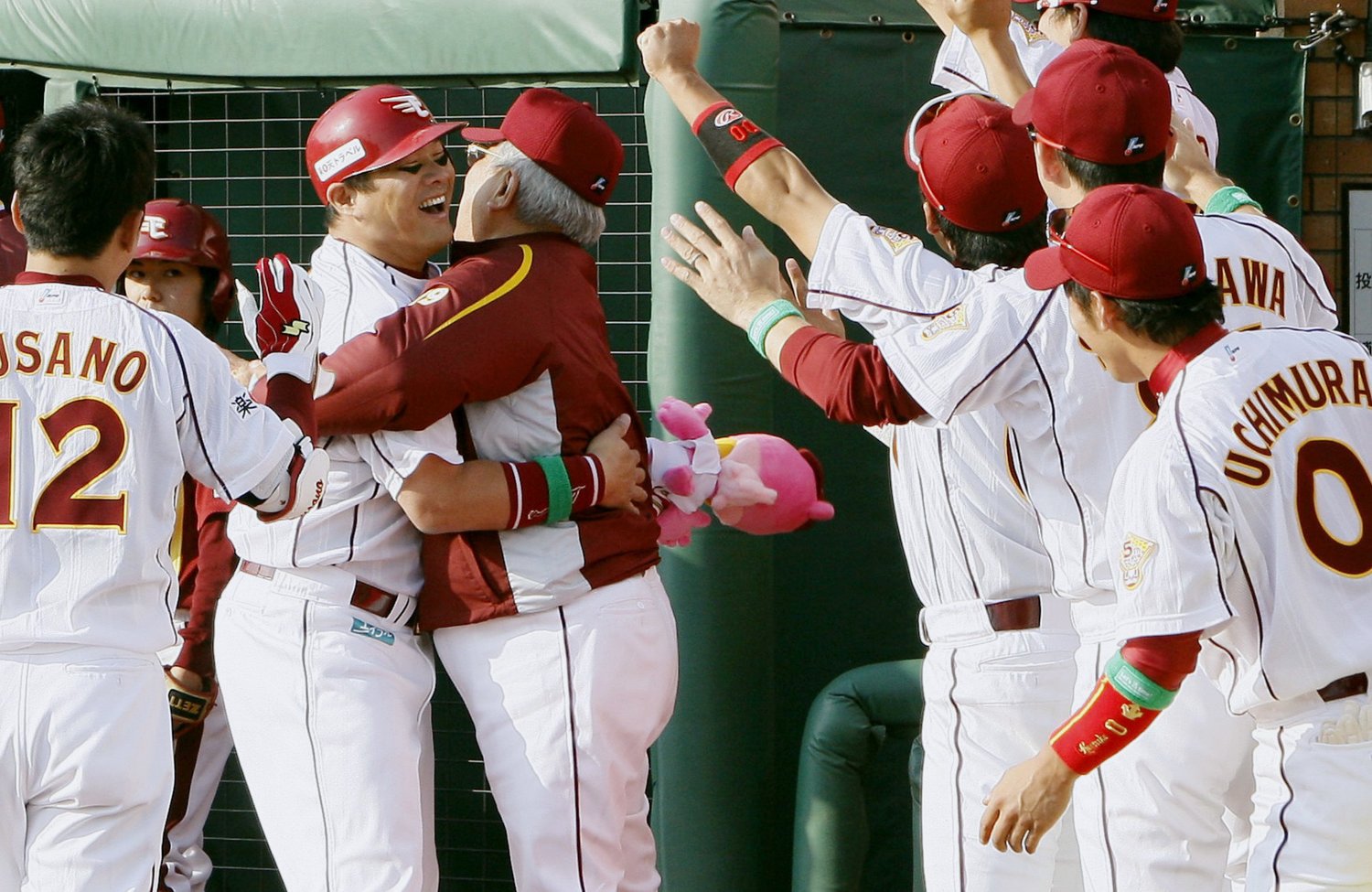 2009年クライマックスシリーズでの山崎武司と野村監督　©Kyodo News