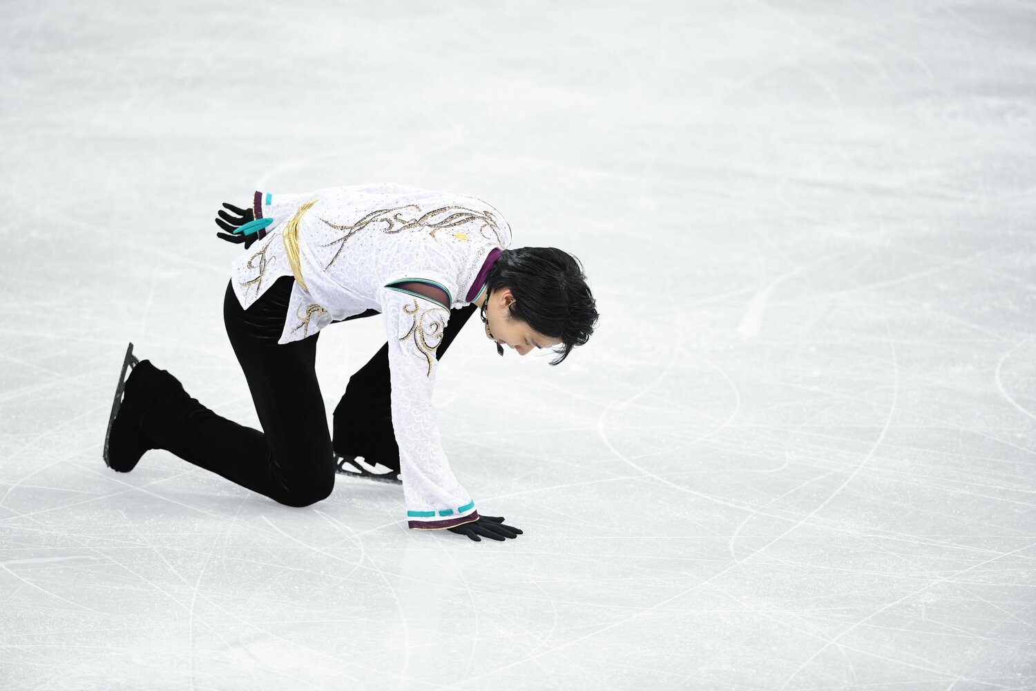 連覇を果たした平昌五輪では、フリーの演技を終えると、銀盤にそっと右手を置いた ©︎Asami Enomoto/JMPA