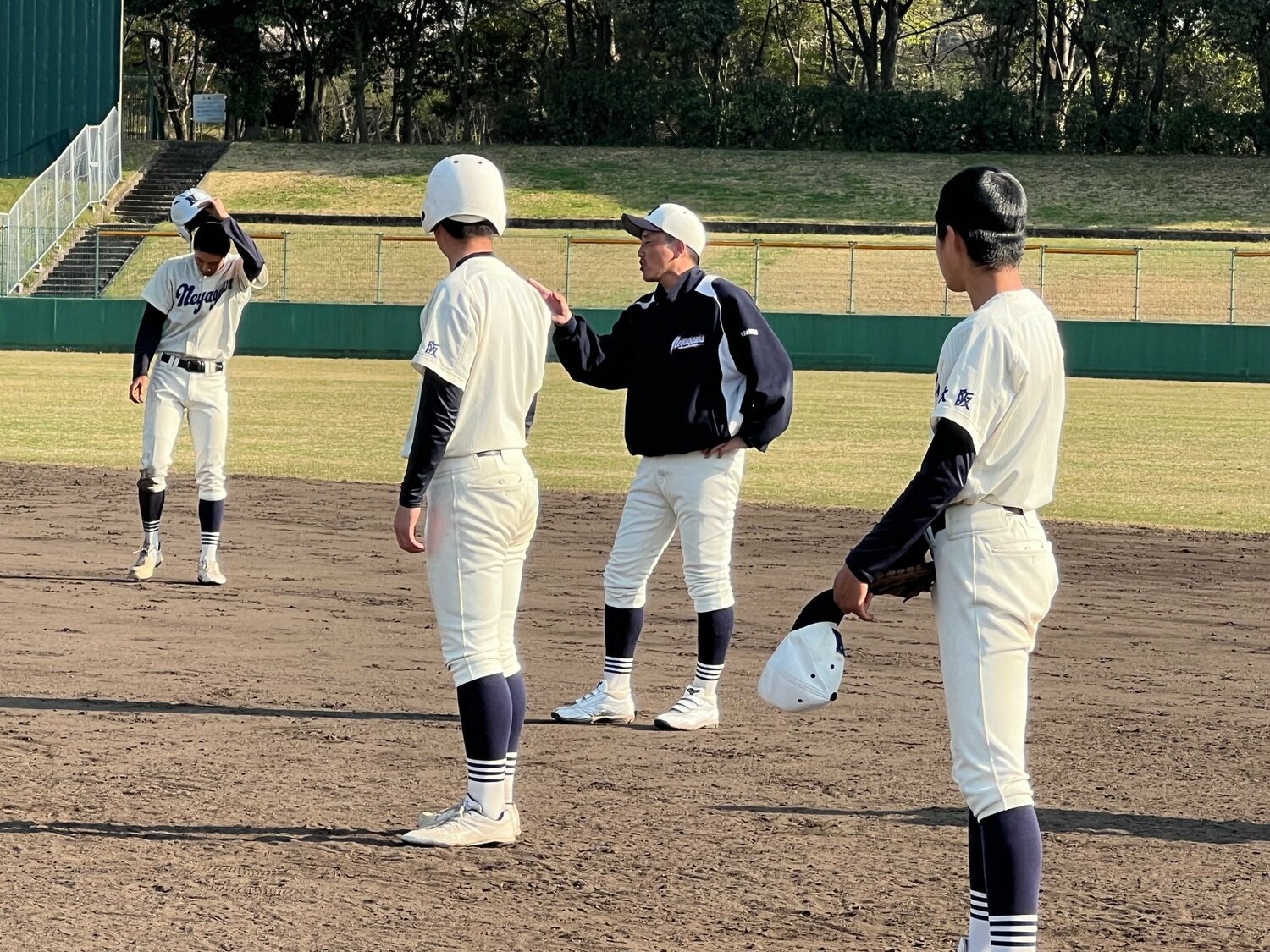 寝屋川高で野球部監督を務めていた頃の達。まさかのバスケ部顧問に ©Takeshi Shimizu