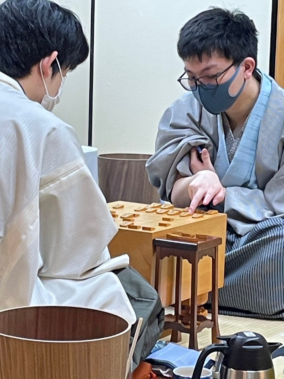 感想戦中の永瀬　©Shintaro Okawa