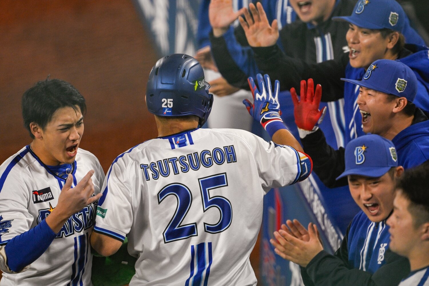 日本シリーズ第6戦で先制ホームランを放ち、チームメイトに迎えいれられる筒香　©︎Nanae Suzuki