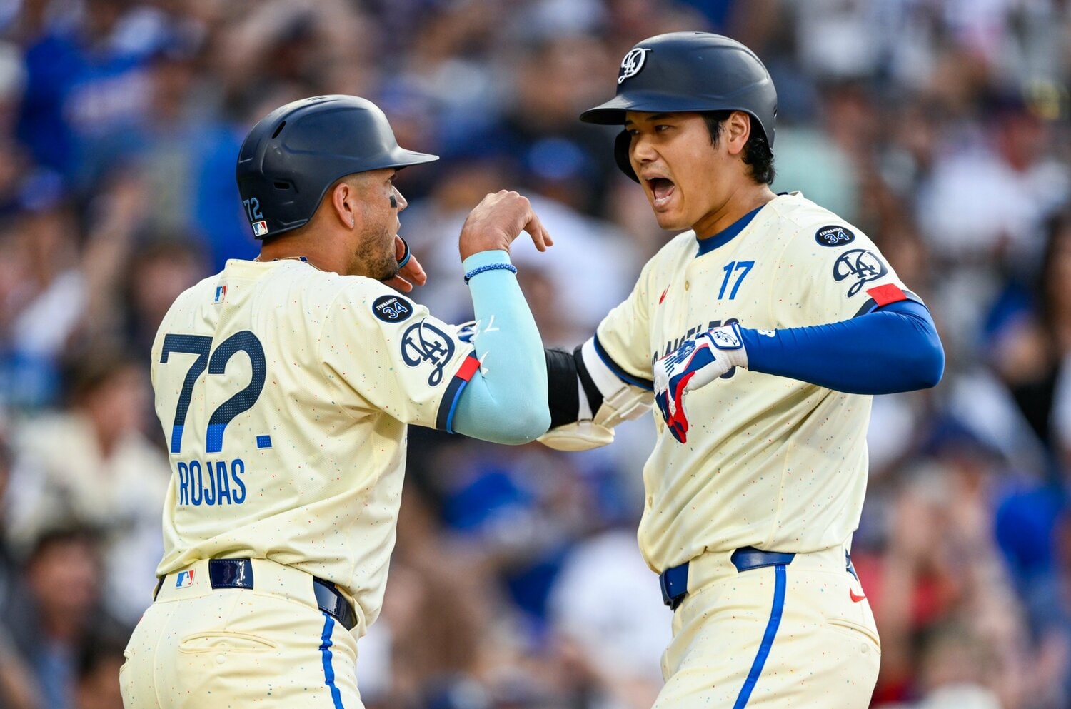 ホームランを打った大谷をホームで迎えるロハス ©︎Nanae Suzuki
