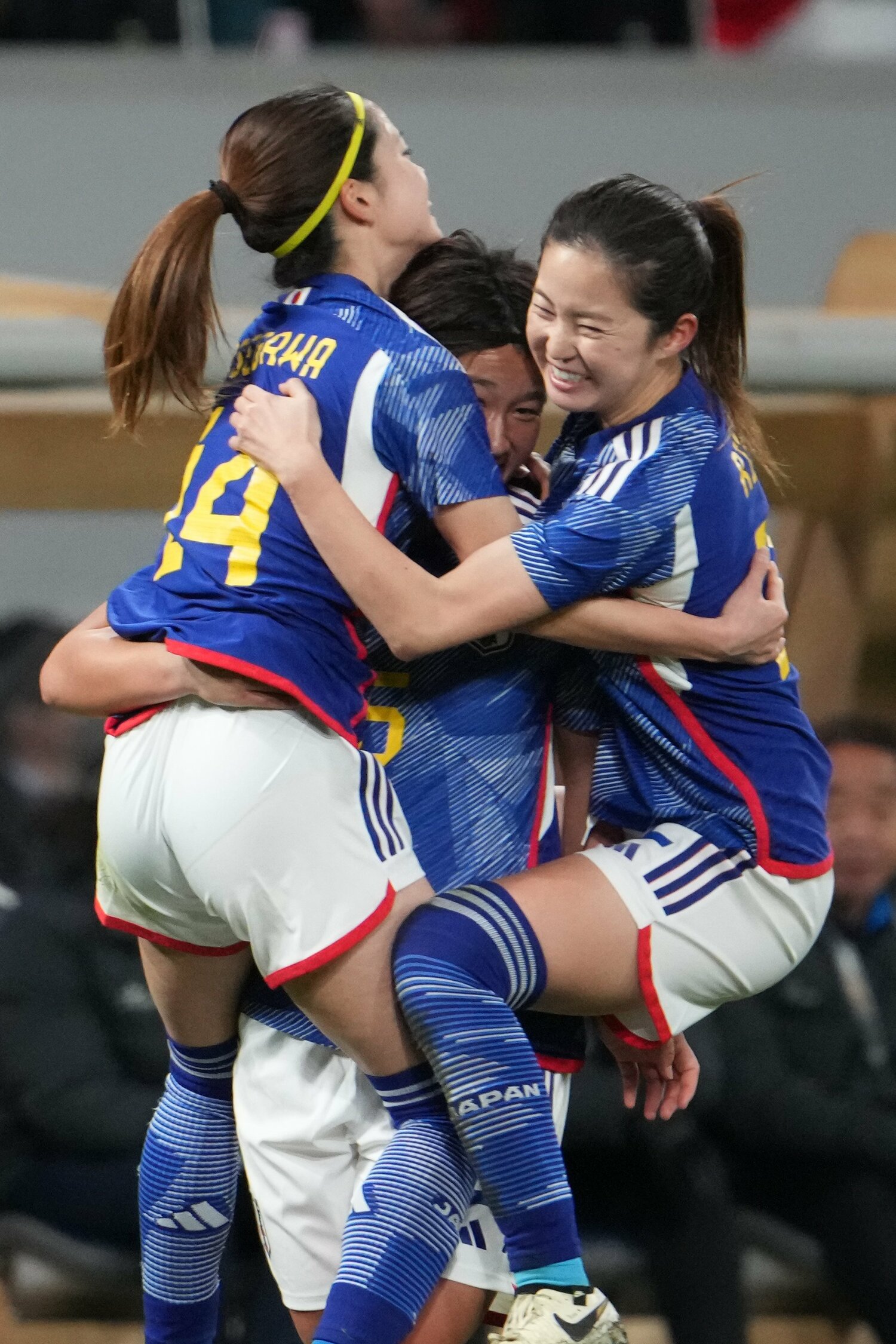 ゴール後、長谷川唯と清水梨紗を“ダブル抱っこ”　©Masashi Hara／Getty Images