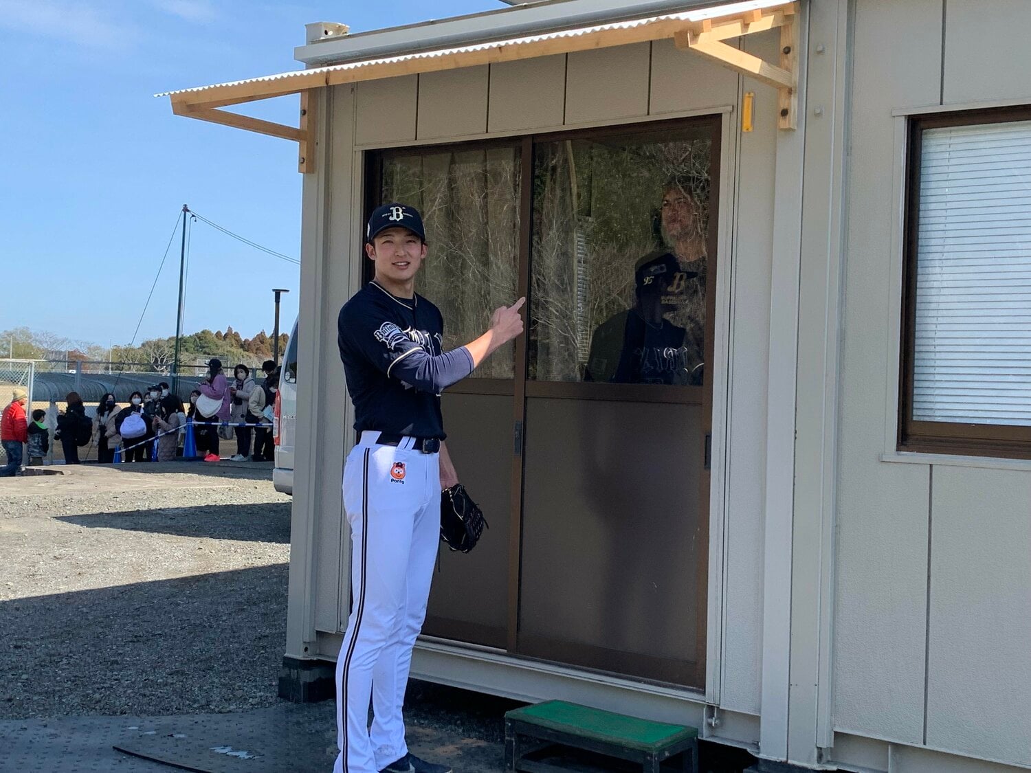 投手小屋の鍵をかけて山崎を閉め出す宇田川（見えにくいが、中でニヤニヤしているのが宇田川さんです）©︎Noriko Yonemushi