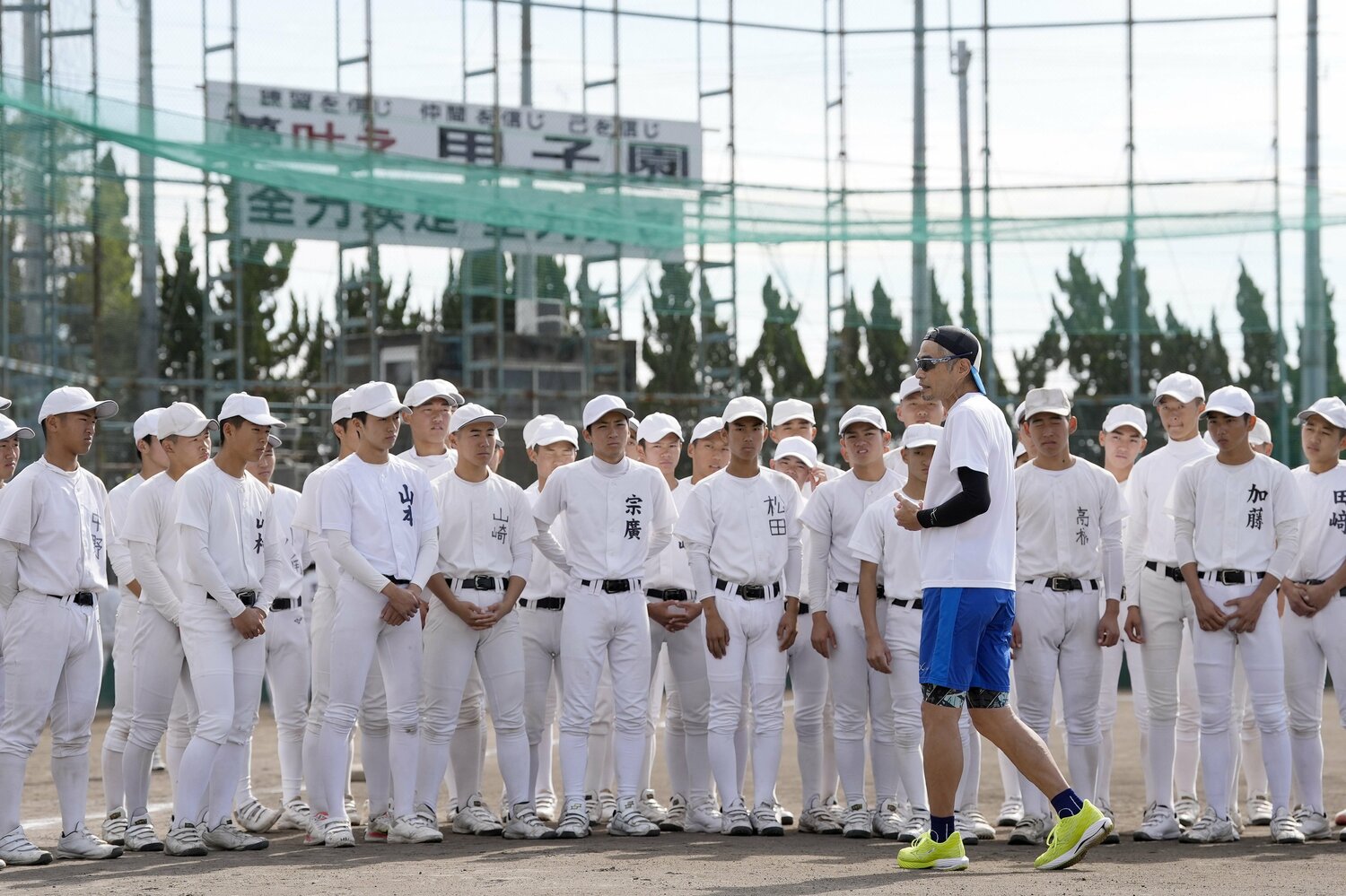 昨年11月に大冠高校の指導に訪れたイチロー氏　©︎JIJI PRESS