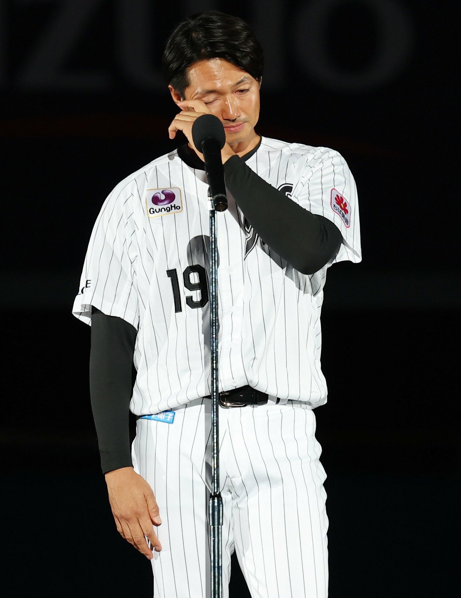 引退セレモニーであいさつする唐川　©JIJI PRESS