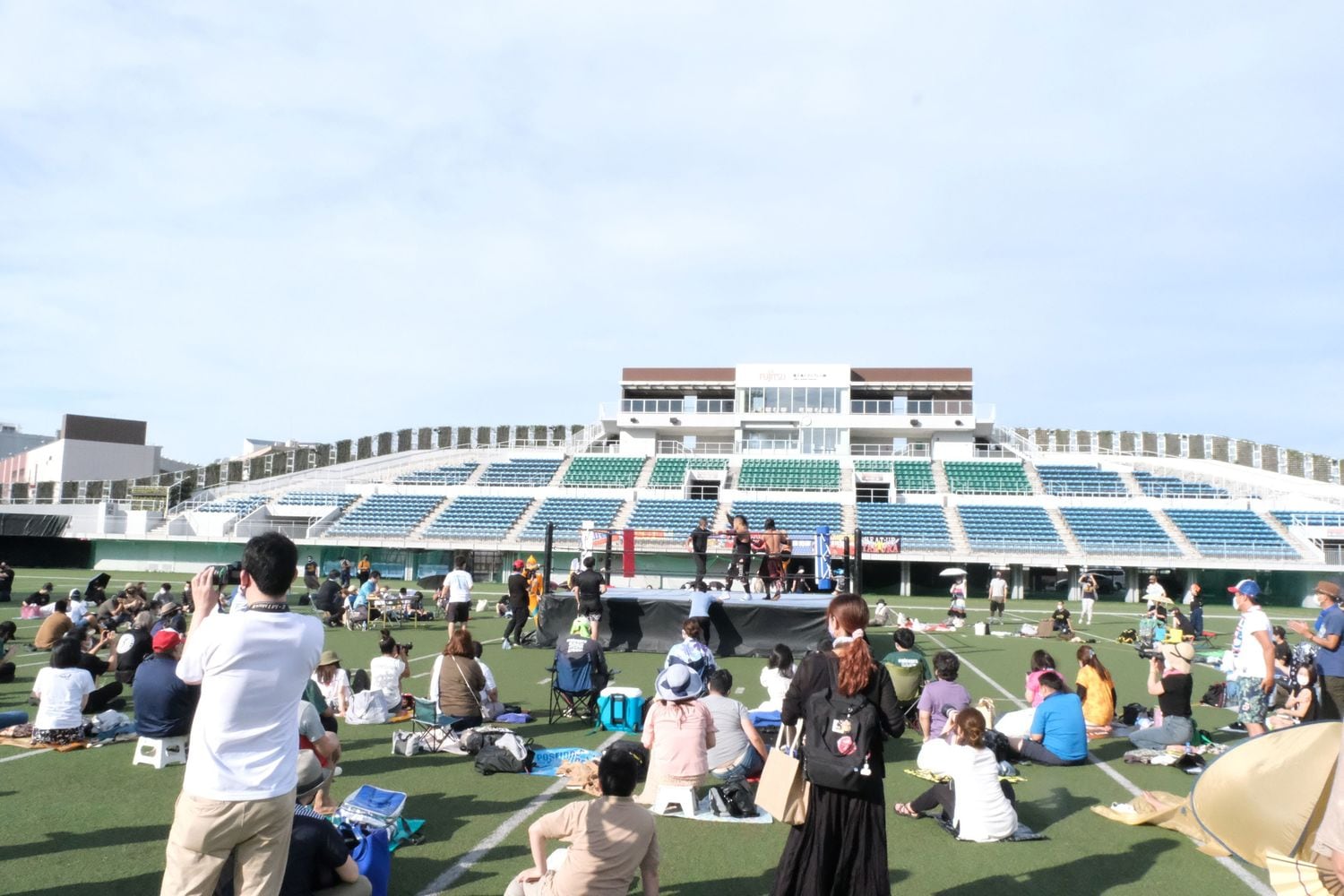青空の下での開催となり、ソーシャルディスタンスも完璧