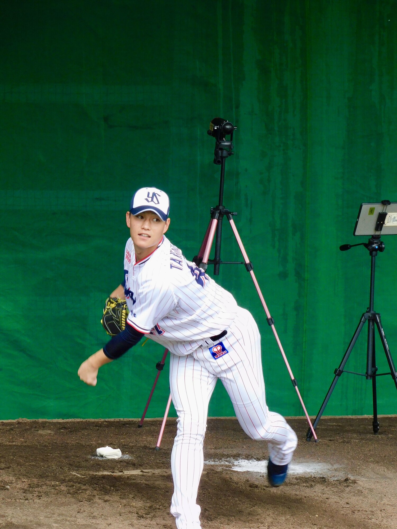 WBC強化合宿前、浦添キャンプのブルペンでデータを計測しながら投球するヤクルト・高橋奎二　©︎HARUKA SATO