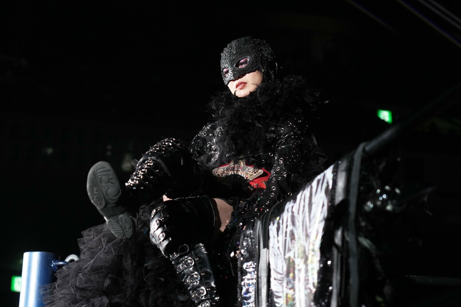 仮面姿の上谷沙弥 ©Essei Hara