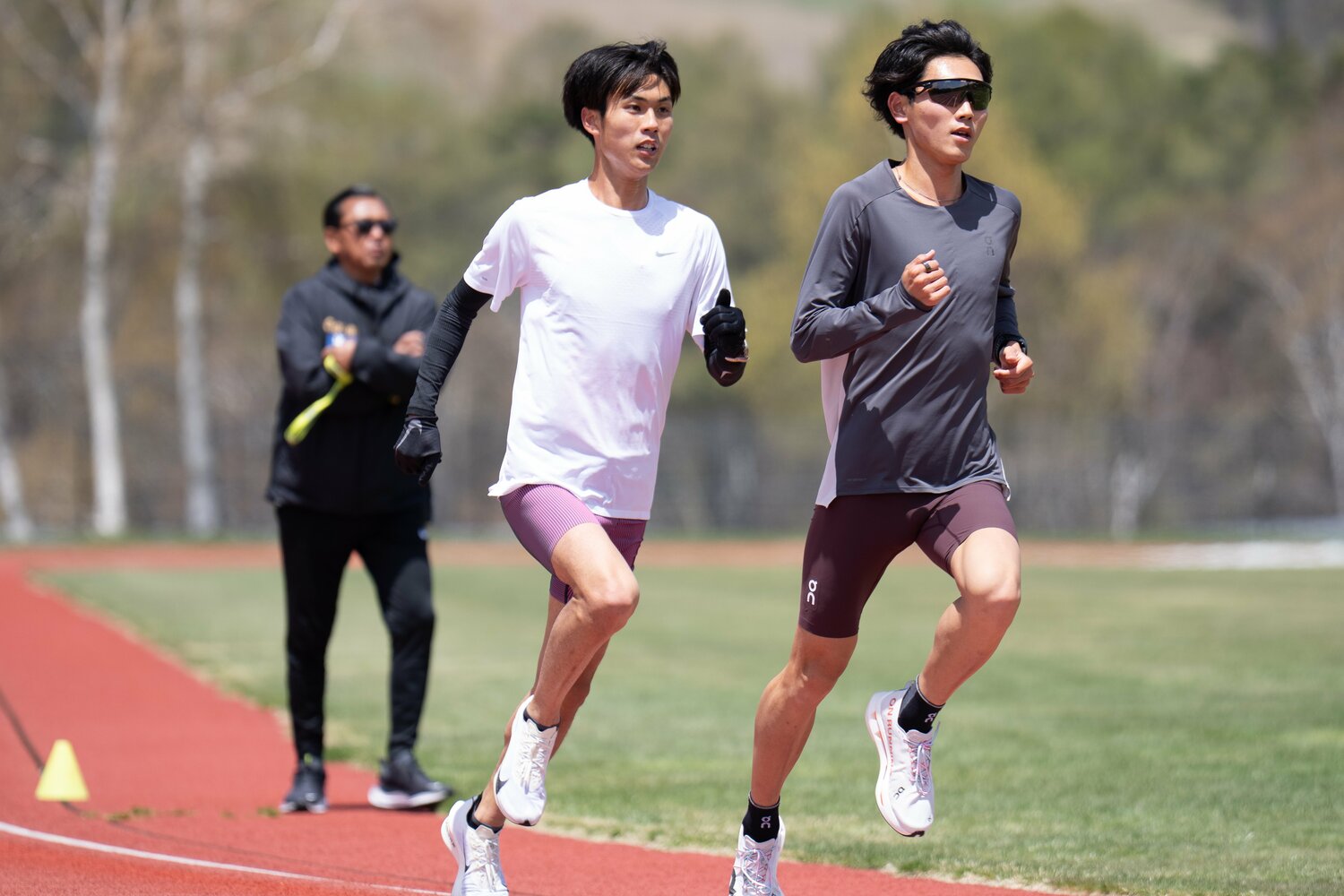 篠原（右）、鈴木（中）の練習を大八木総監督が見守る　©Shiro Miyake