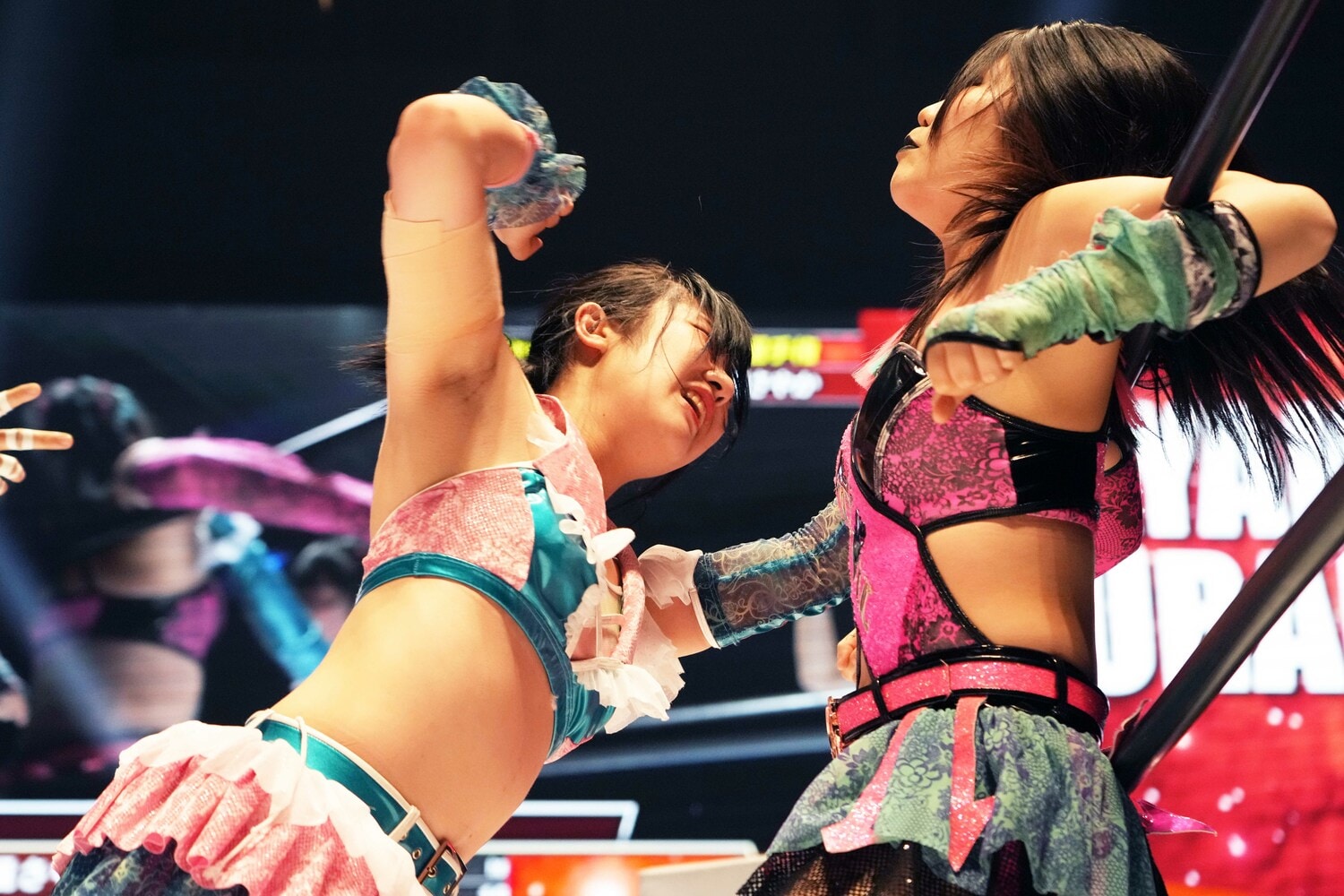 チャンピオンの吏南に必死でエルボーを叩き込む ©Essei Hara