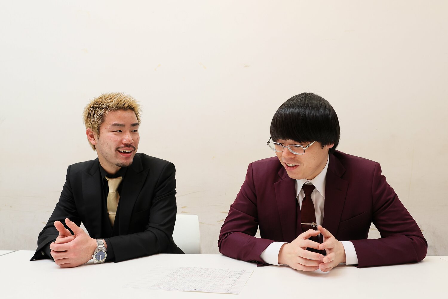 結成4年でM-1決勝初出場となったもも。金髪の方がまもる。（28歳）、メガネの方がせめる。（28歳）。大阪吉本所属　