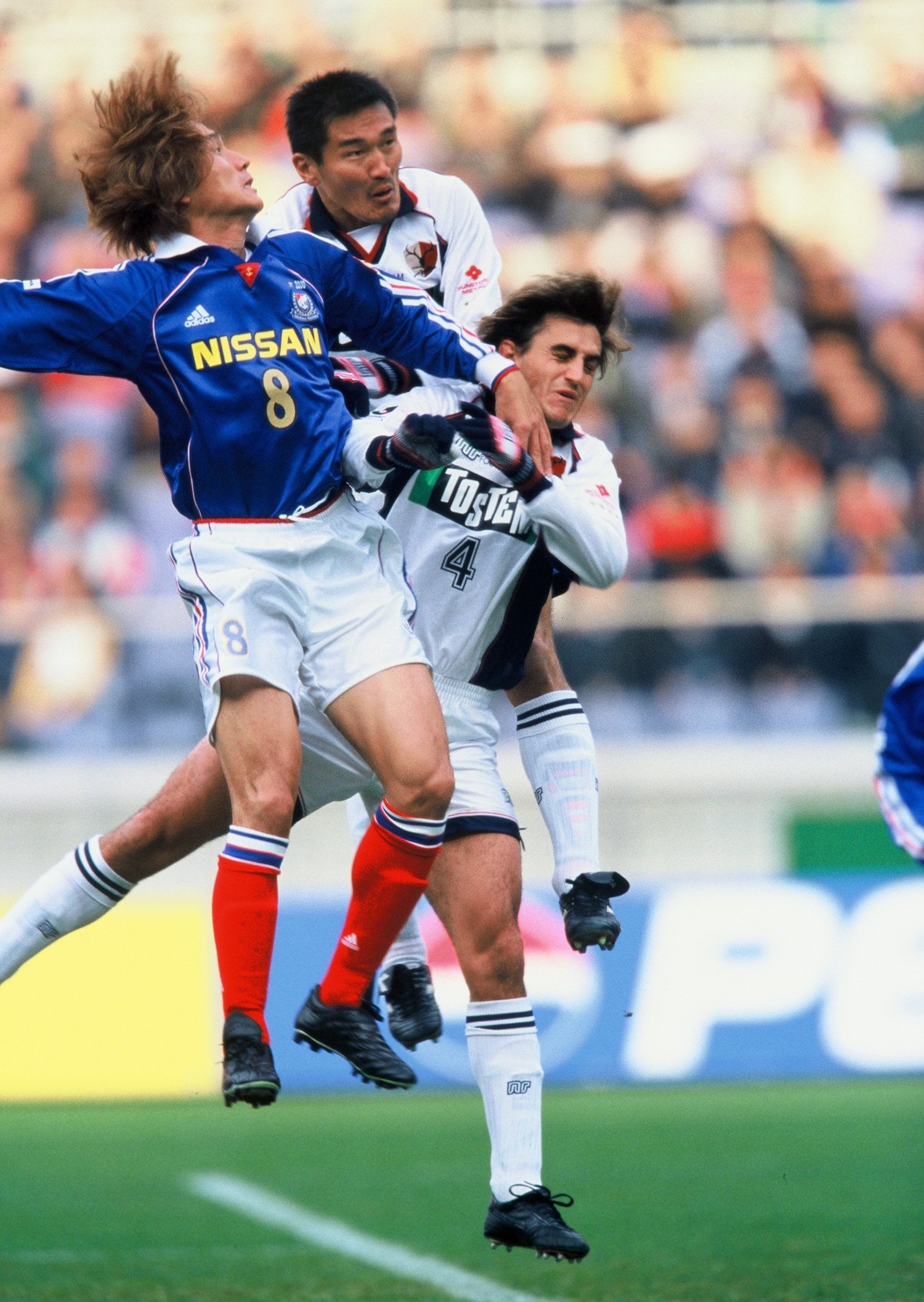 鹿島の秋田豊と競り合うユ・サンチョル　（C）Kazuaki Nishiyama