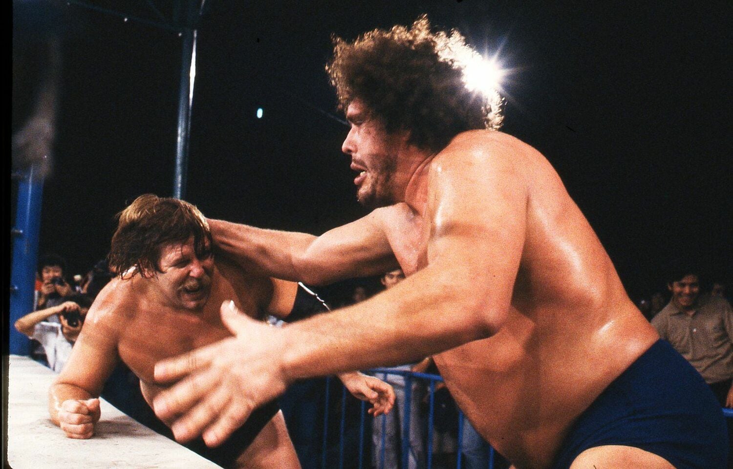 1981年、アンドレvsハンセンの“田園コロシアム決戦”は場外乱闘に発展 ©AFLO