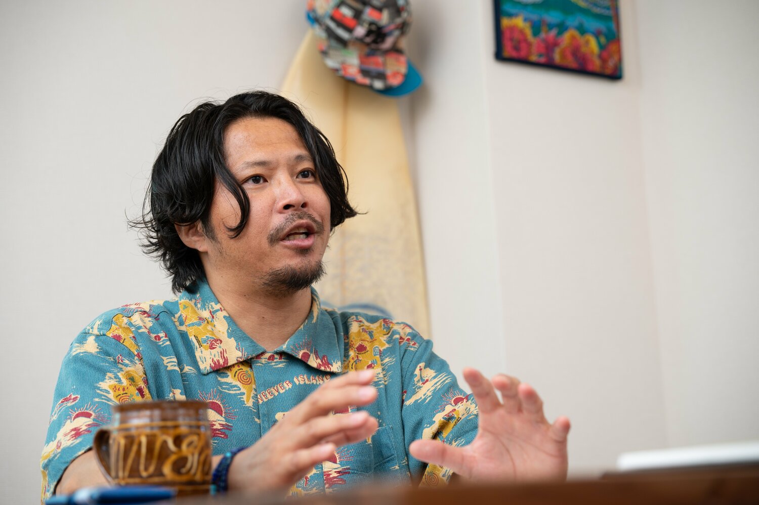 ムロツヨシ主演でドラマ化もされた『ドラフトキング』（集英社）などの著作があるクロマツさん　©Tadashi Hosoda