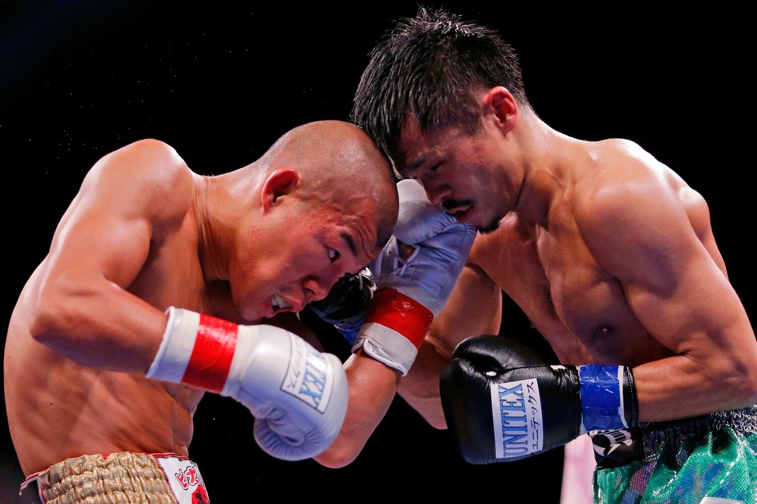 2015年10月16日には亀田興毅と対戦。12回判定勝ちでWBA世界スーパーフライ級王座を防衛した　©Getty Images