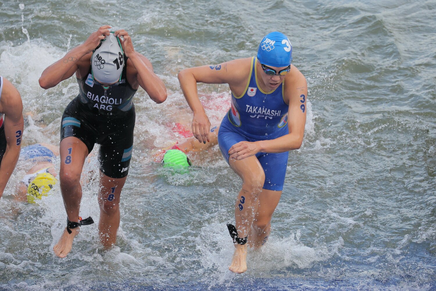 セーヌ川から上がる高橋侑子。レース後に「流れるプールを泳いでいるみたいでした」と明かした　©JIJI PRESS