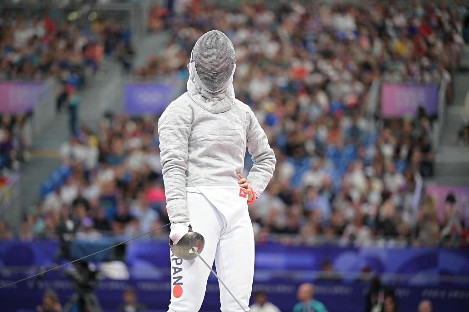 初戦から大接戦に持ち込まれ、腰に手をやる江村　©JMPA