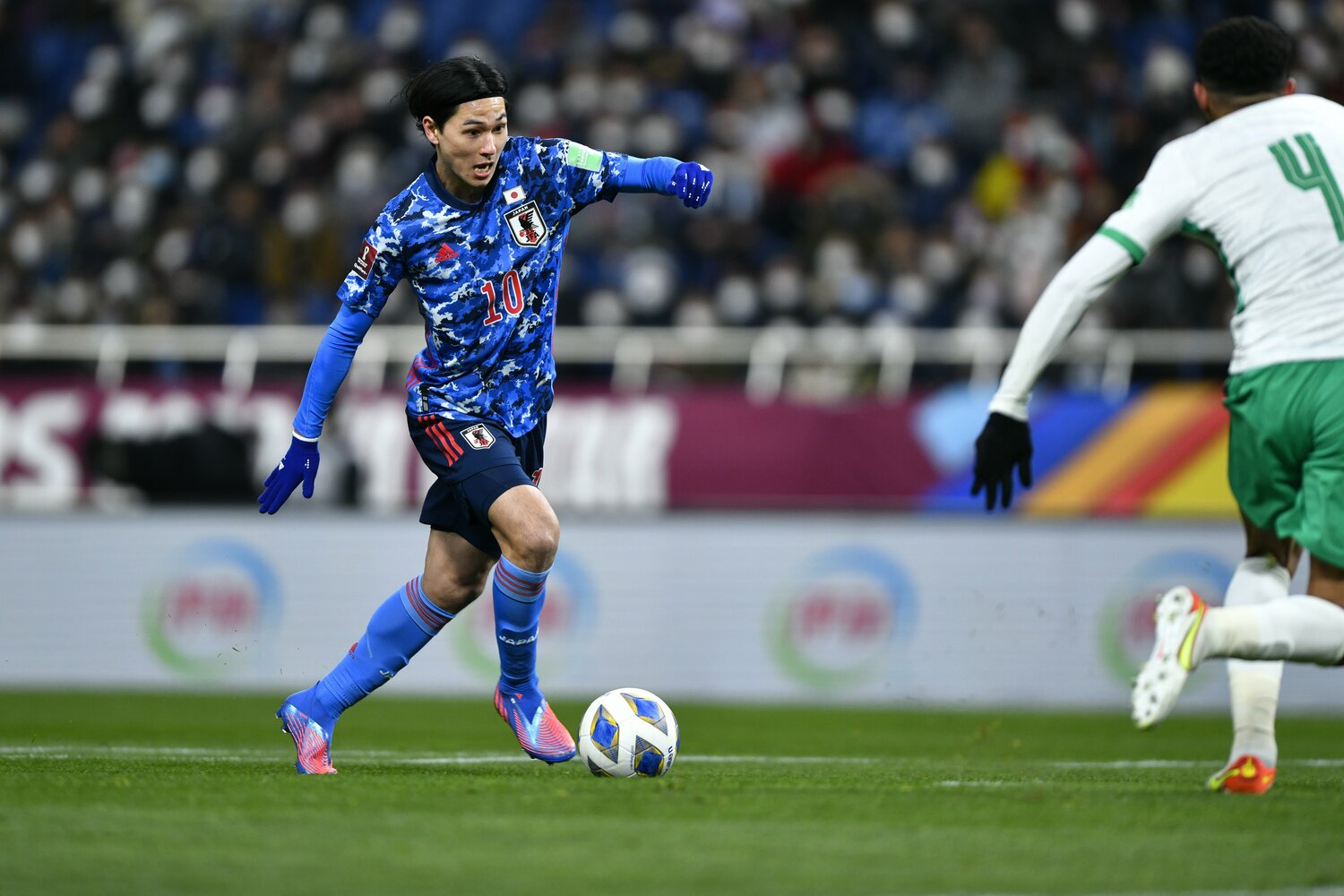 冷静沈着なフェイントから先制点をねじ込んだ南野　©Takuya Sugiyama/JMPA