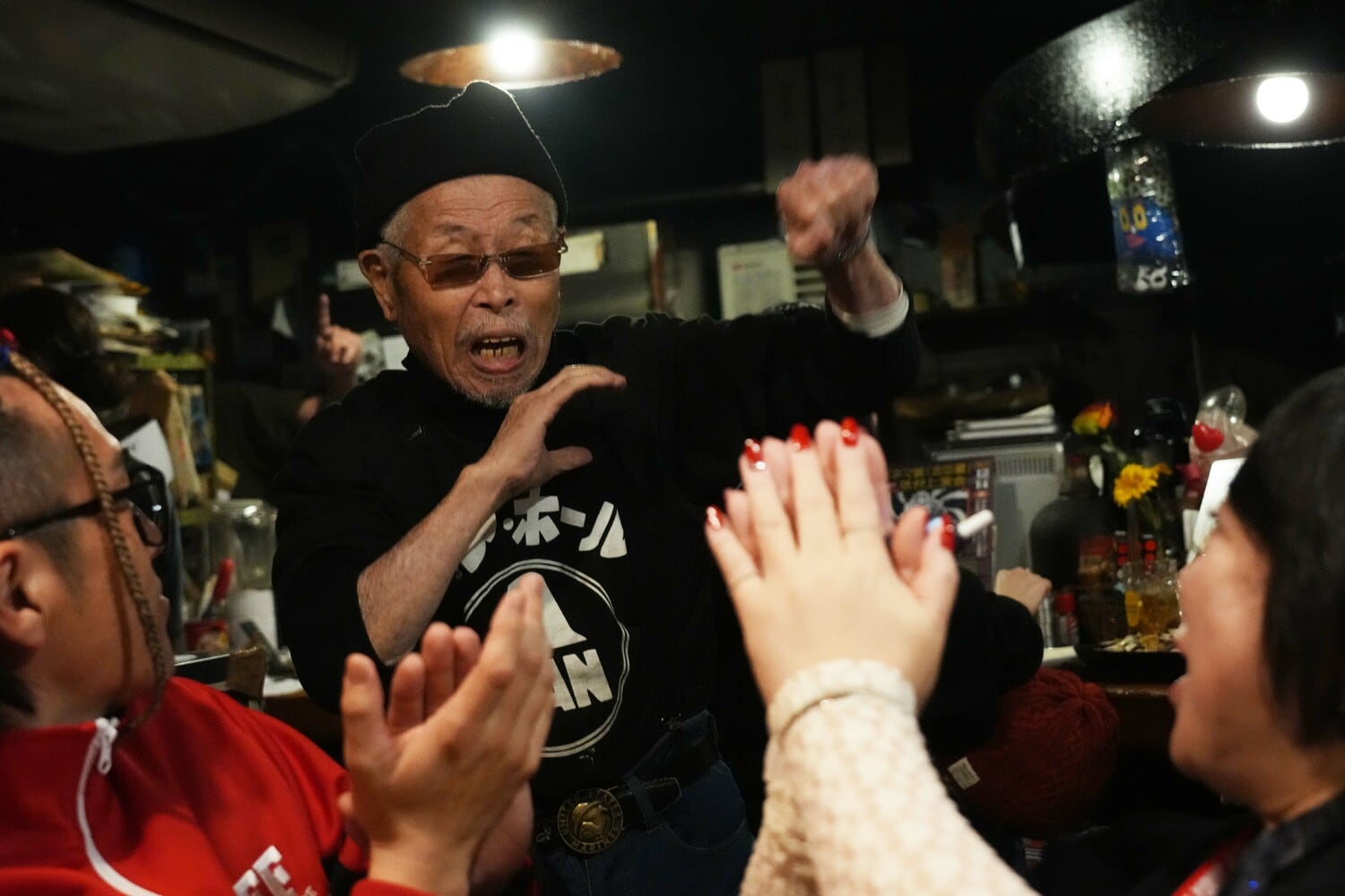 店に入ってきた村田善則マスターを歓迎する客たち　©Essei Hara