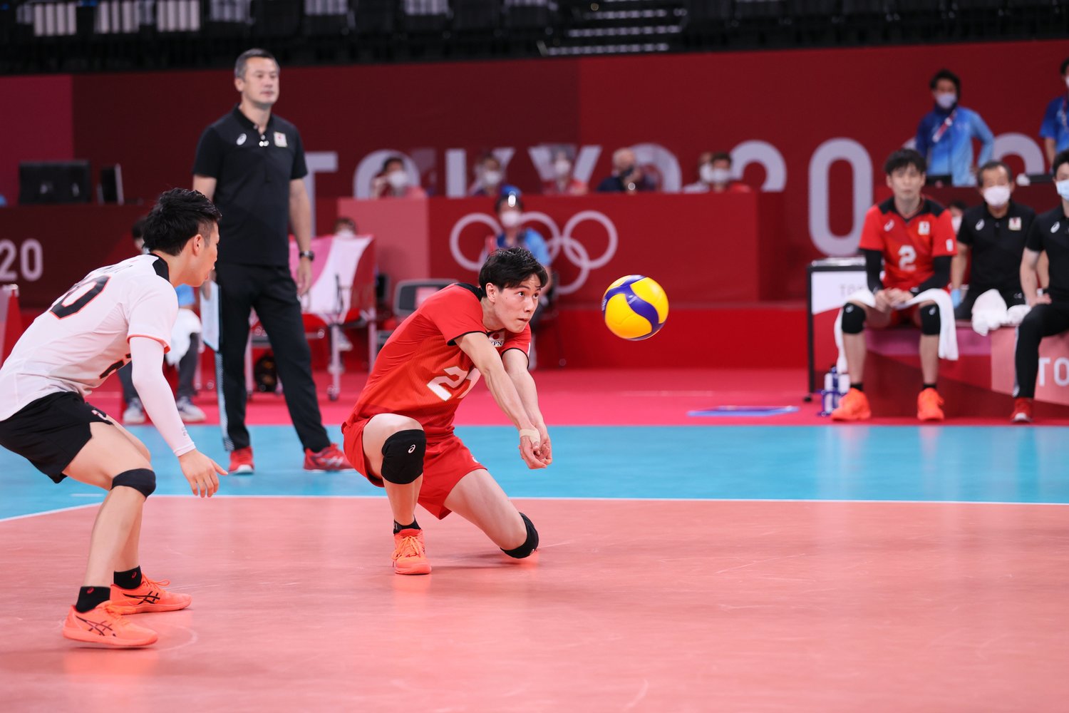 サーブレシーブなど、安定したプレーが光る高橋藍　©︎Kaoru Watanabe/JMPA