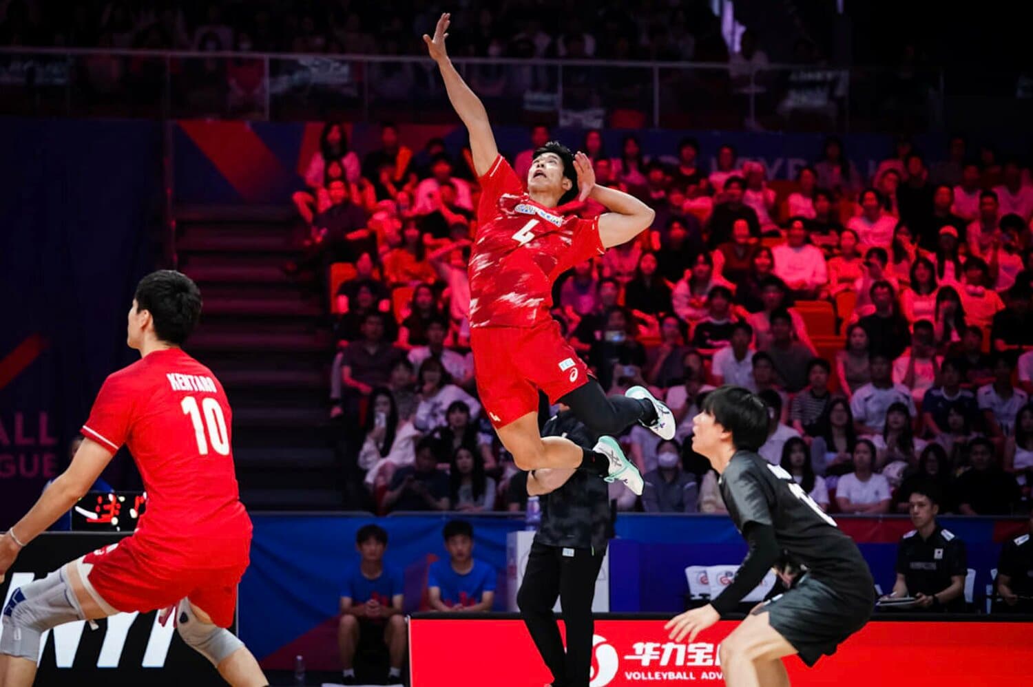 田中が参考にしているという宮浦健人の力強く美しいフォーム(2026年ネーションズリーグ) ©︎Volleyball World