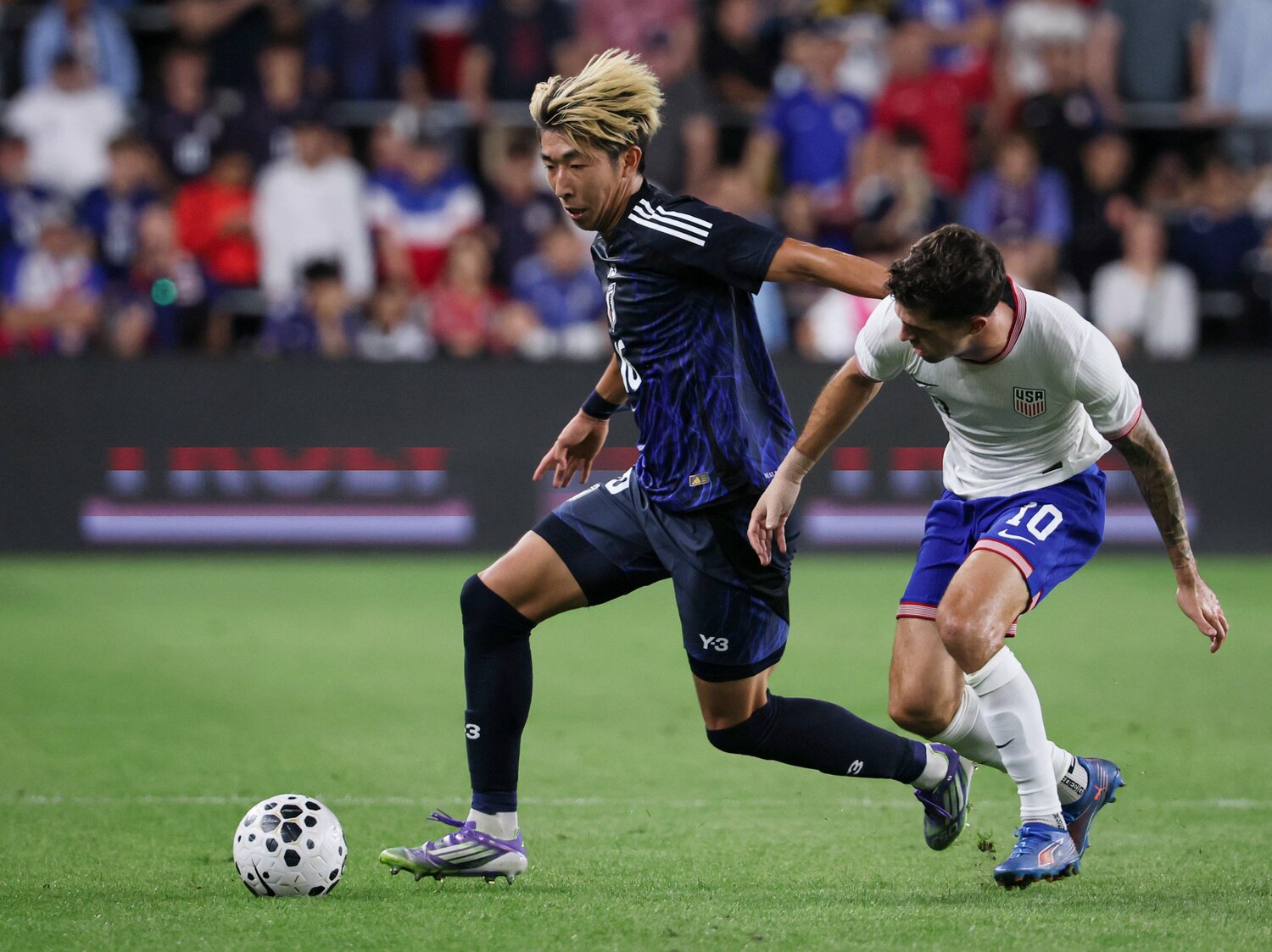 プリシッチと競り合う関根 ©JIJI PRESS