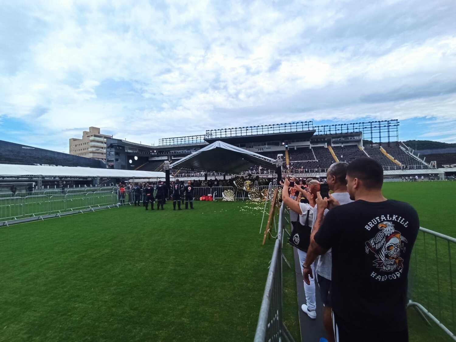 ピッチ中央に、ペレの棺が置かれている（テント内）©Hiroaki Sawada