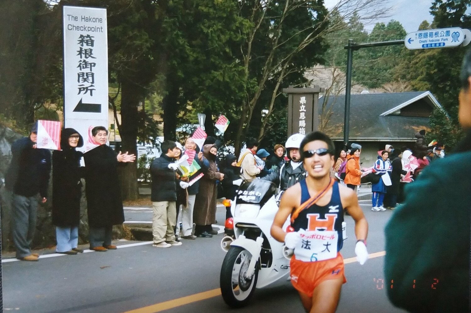 箱根の山を終え、温泉街の平地に入ったあたりでまた突風が大村を襲い、表情がゆがんだ／本人提供