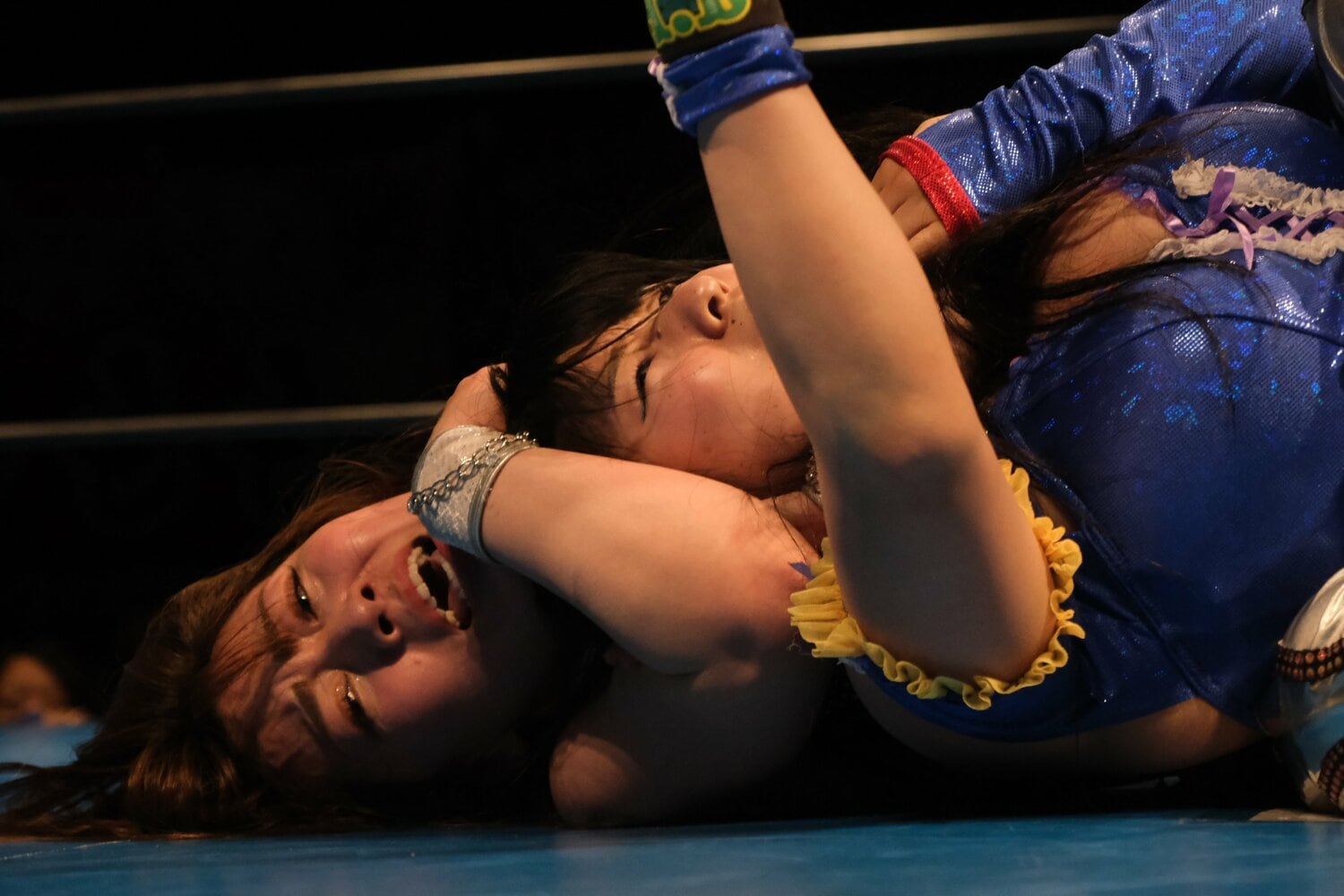 尾崎に渾身のスリーパーホールド