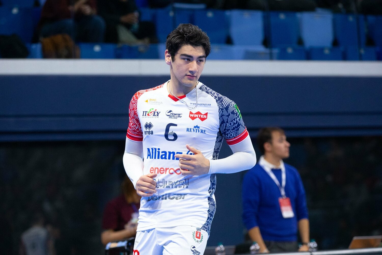 身長204cm、男子バレー界のホープとして期待されるマサジェディ翔蓮。同僚としてサポートを惜しまない大塚に感謝した　©︎KYODO